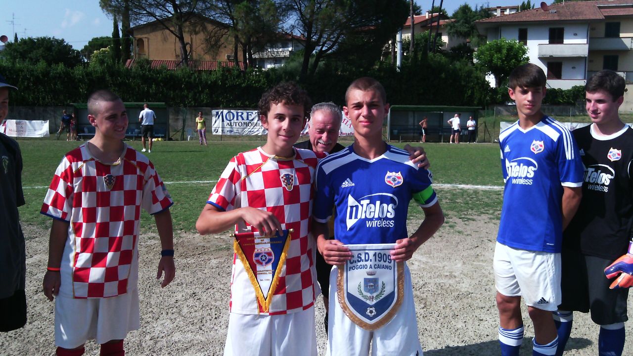 Gli atleti si scambiano gli stemmi delle squadre
