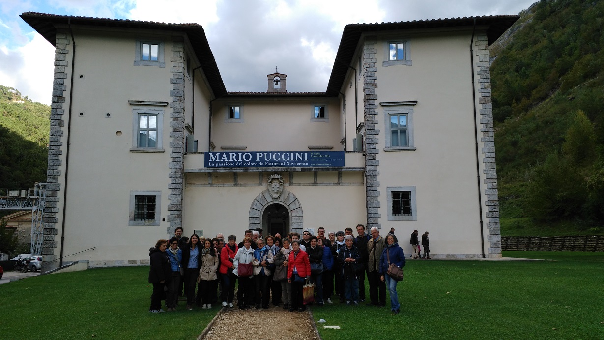 I partecipanti alla gita di fronte al Palazzo mediceo di Seravezza