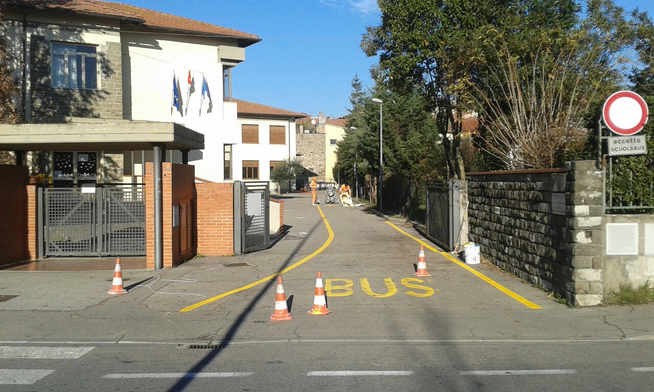 La nuova segnaletica alla scuola primaria Lorenzo il Magnifico