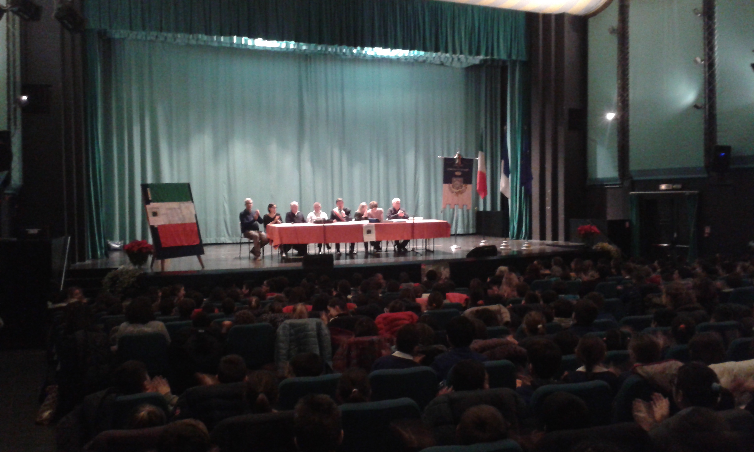 Tanti ragazzi presenti al cinema teatro Ambra per le celebrazioni del Giorno della Memoria 